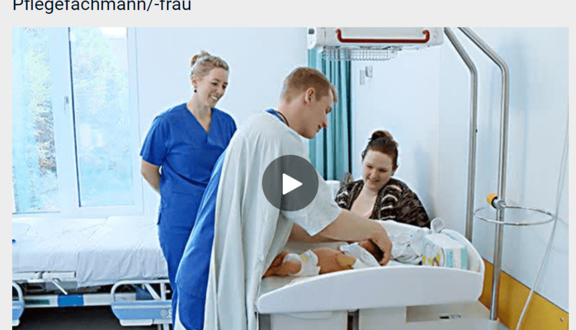 W szpitalu uśmiechnięte kobiety - matka i Pflegefachfrau patrzą jak pielęgniarz przewija nowonarodzone dziecko