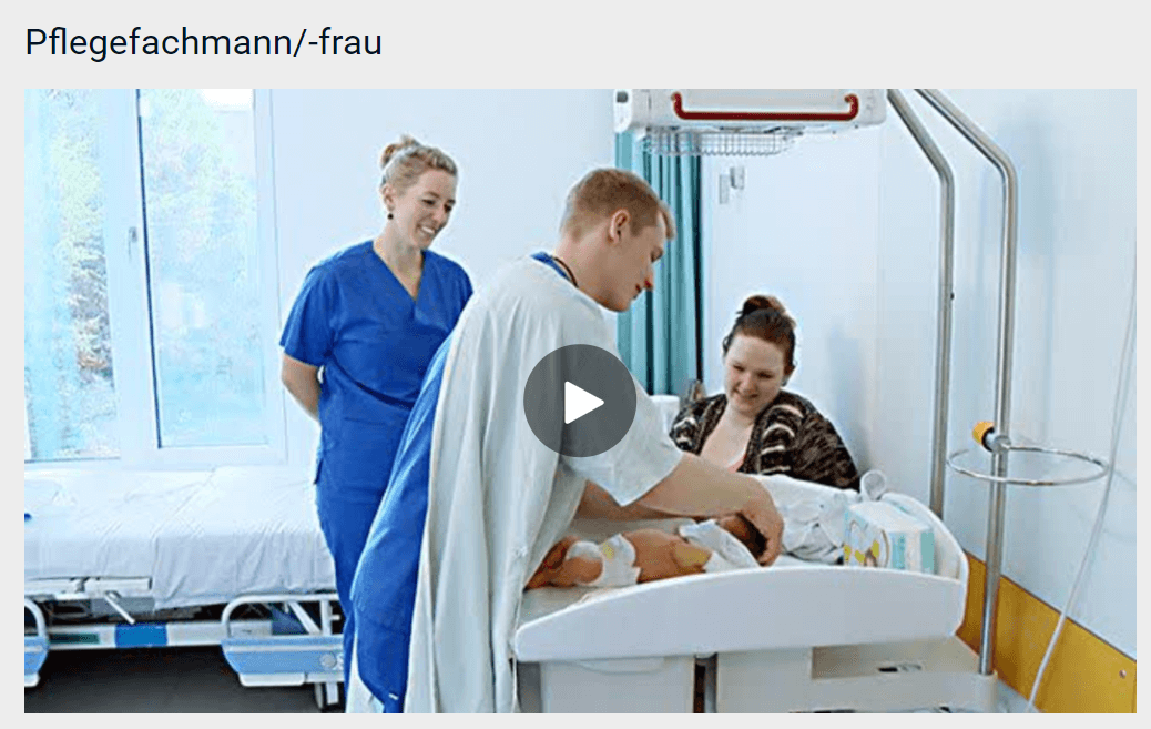 W szpitalu uśmiechnięte kobiety - matka i Pflegefachfrau patrzą jak pielęgniarz przewija nowonarodzone dziecko